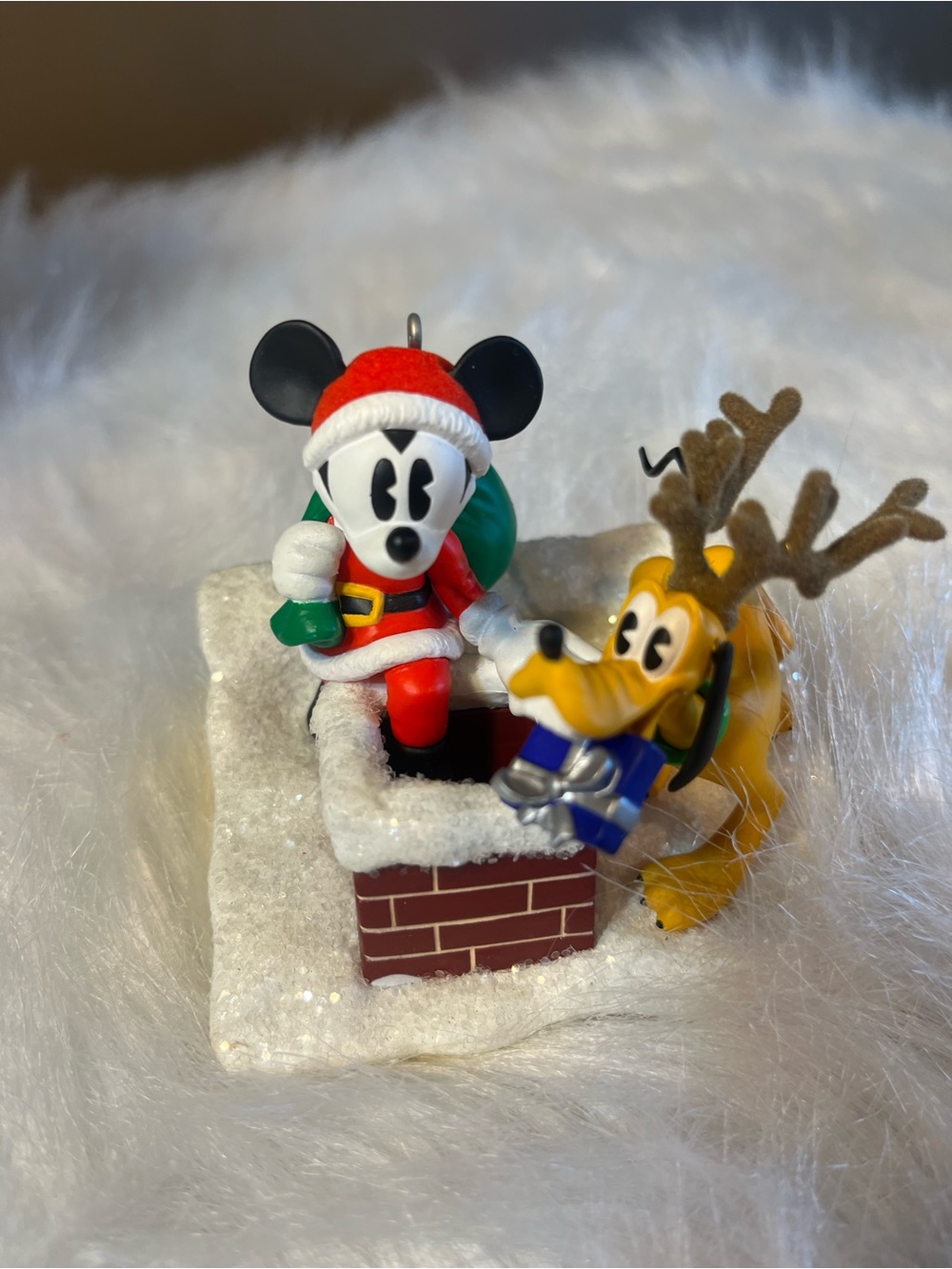 Hallmark Disney Collection 2005 Micky and Pluto “”Helping Santa”